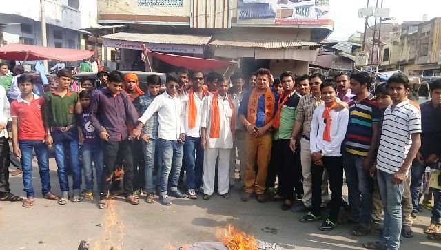 सिरोही में भी जे.एन.यु के विरोध में विहिप व बजरंग दल ने फूंका पुतला