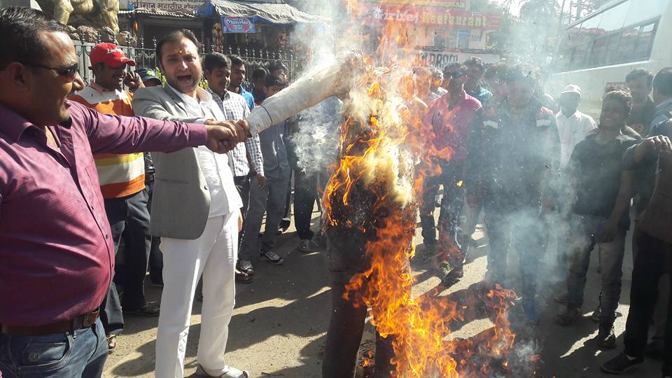 माउंट आबू में जे.एन.यु के विरोध में फुका गया पुतला, एस.डी.एम् को सोंपा ज्ञापन