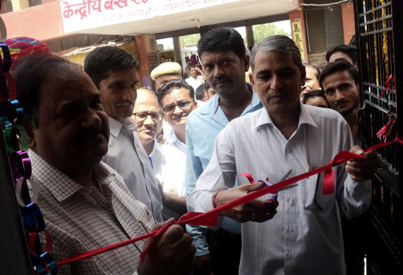 आदर्श चेरिटेबल फाउण्डेशन द्वारा स्थापित मिनरल वाटर एटीएम मशीन का सिरोही बस स्टैण्ड परिसर में उद्घाटन