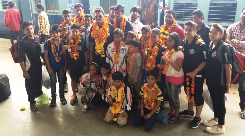 राष्ट्रीय कराटें प्रतियोगिता में 2 गोल्ड, 5 सिल्वर व 9 ब्रोंज पदक के साथ लौटी जिला टीम का भव्य स्वागत